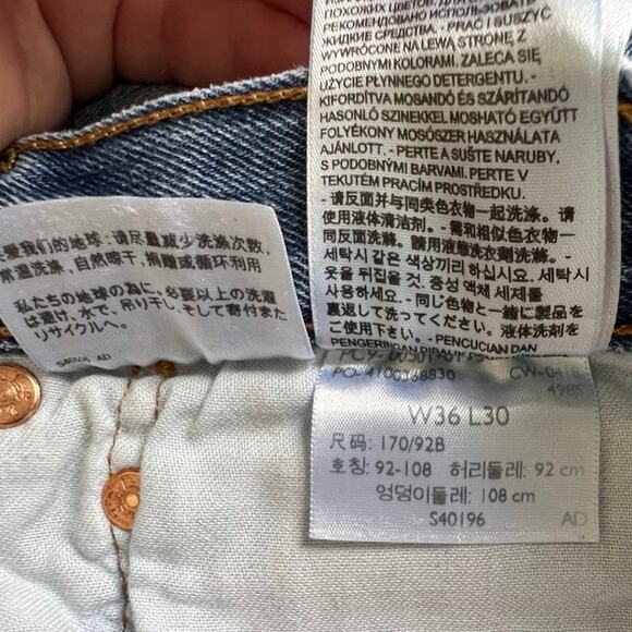 Levi’s 501 button fly 36/30
CutWeek 0418 Distressed 
Medium wash - Picture 8 of 9